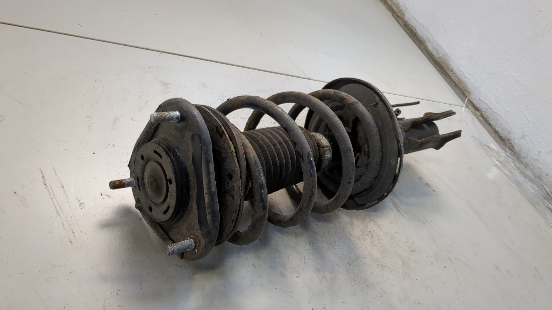 Амортизатор передний правый