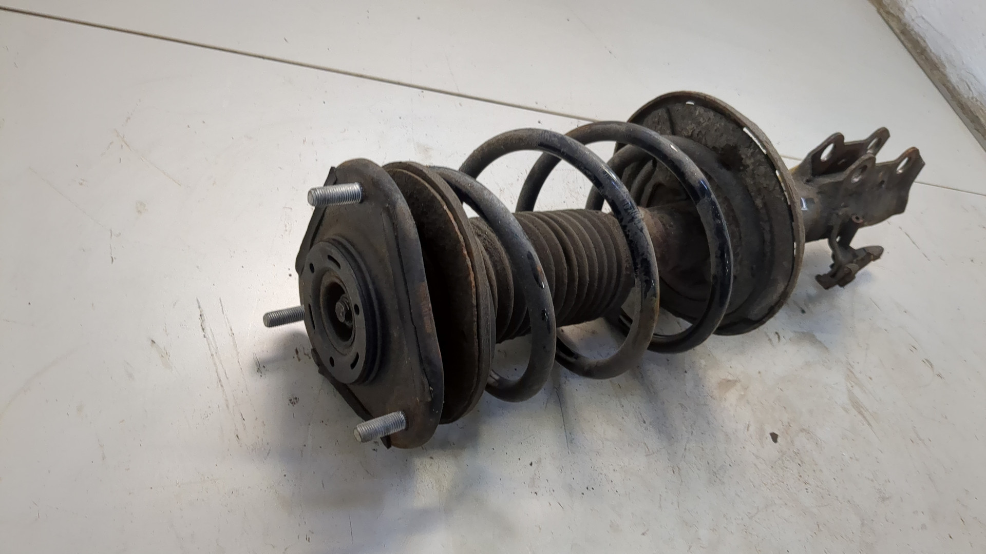 Амортизатор передний левый