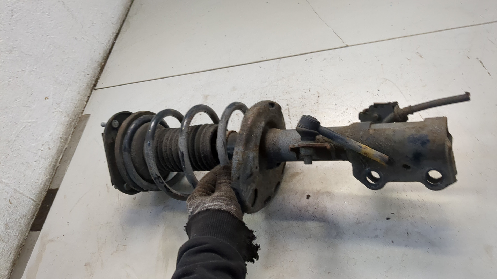 Амортизатор передний левый