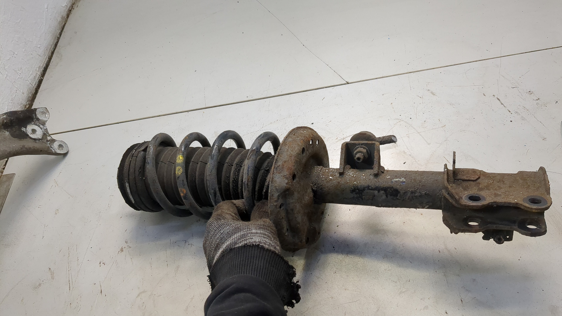 Амортизатор передний левый