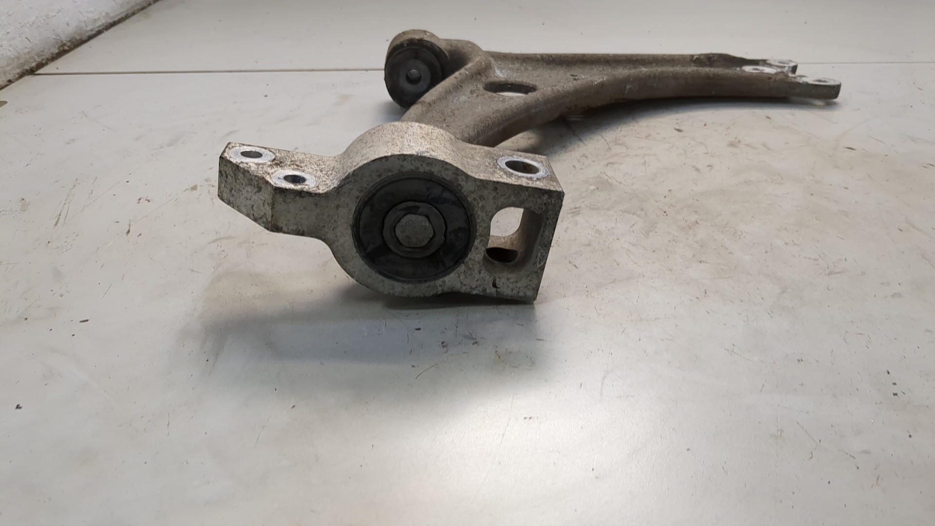 Рычаг передний