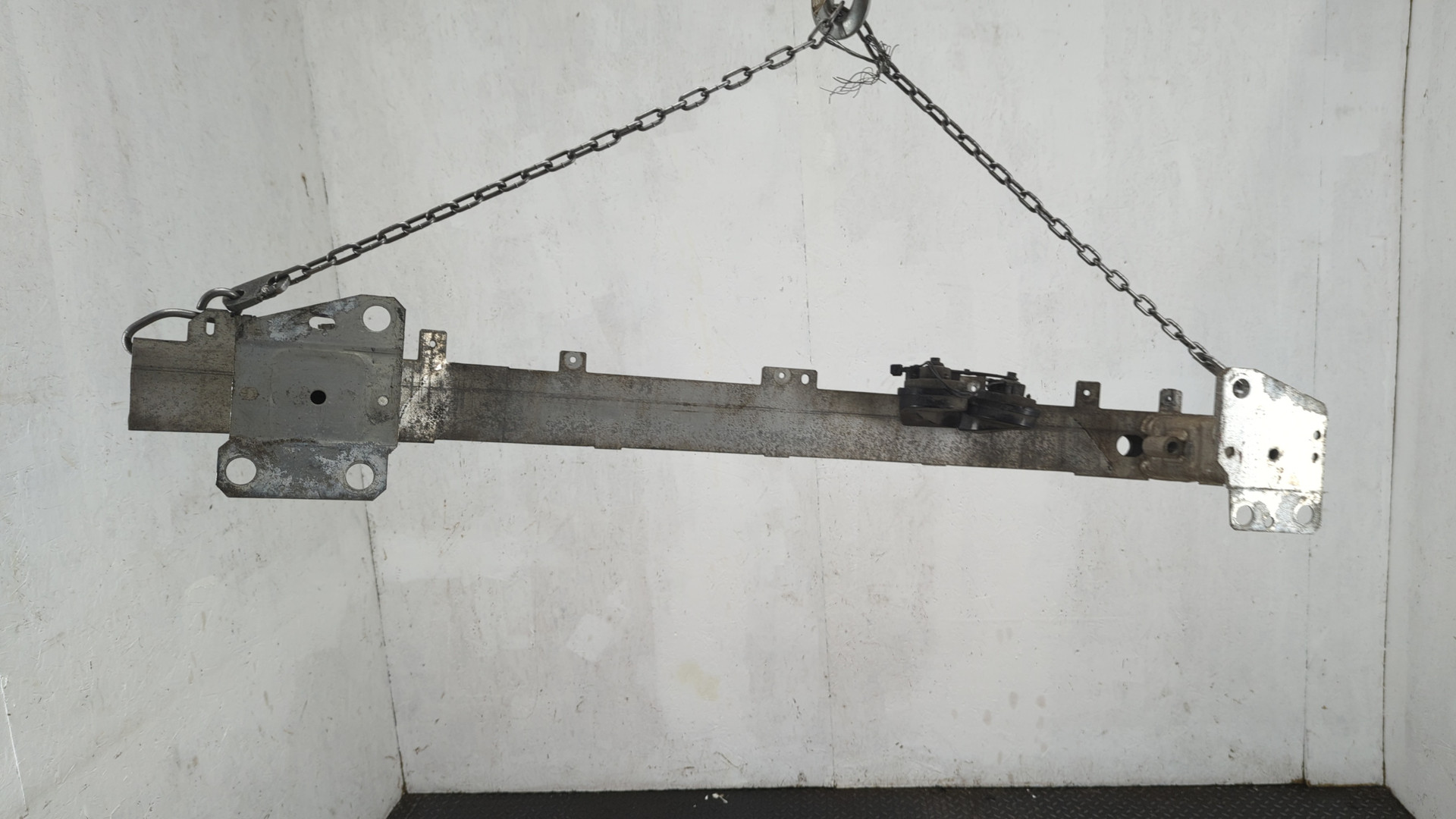 Усилитель переднего бампера