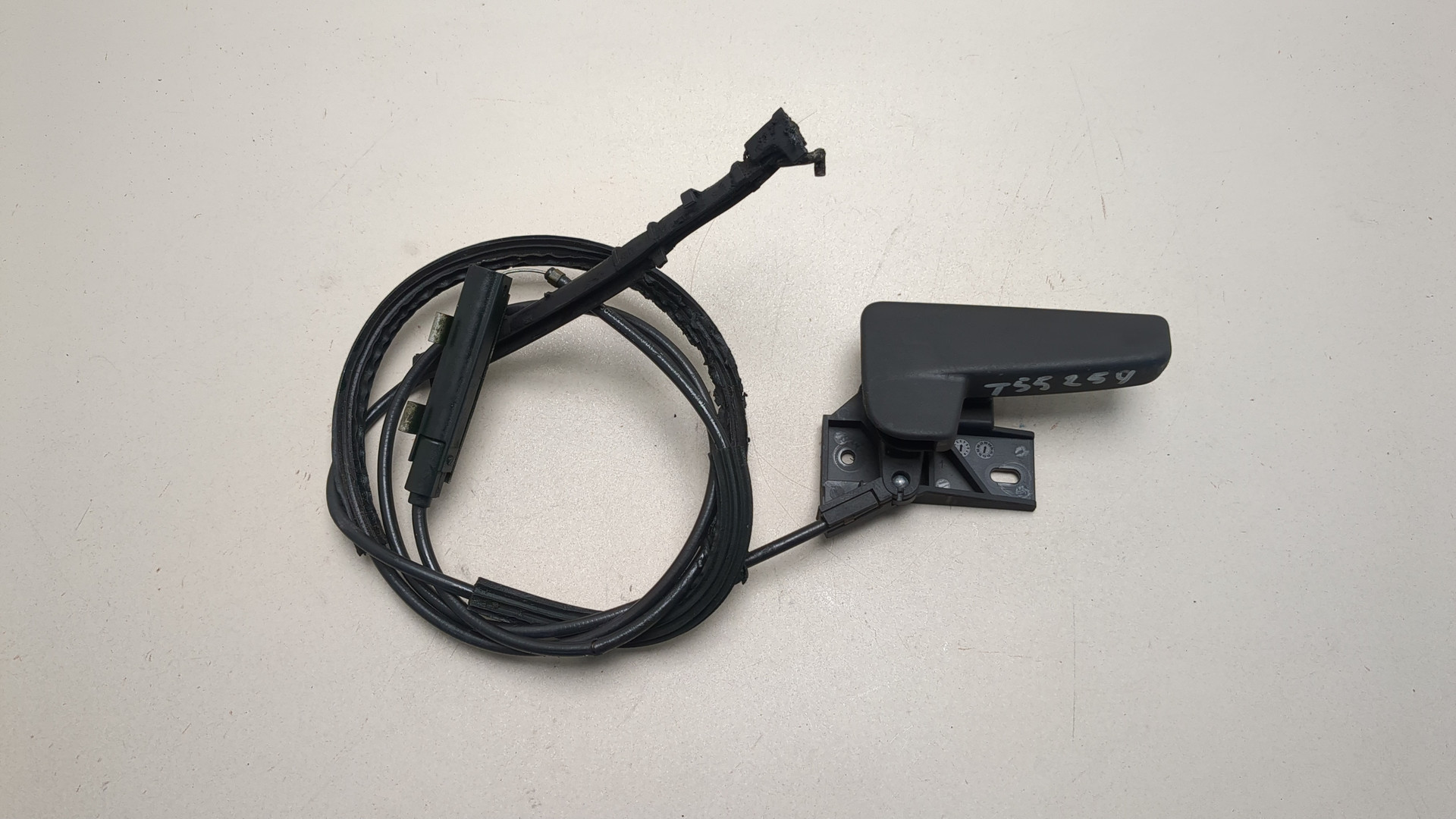 Ручка открывания капота