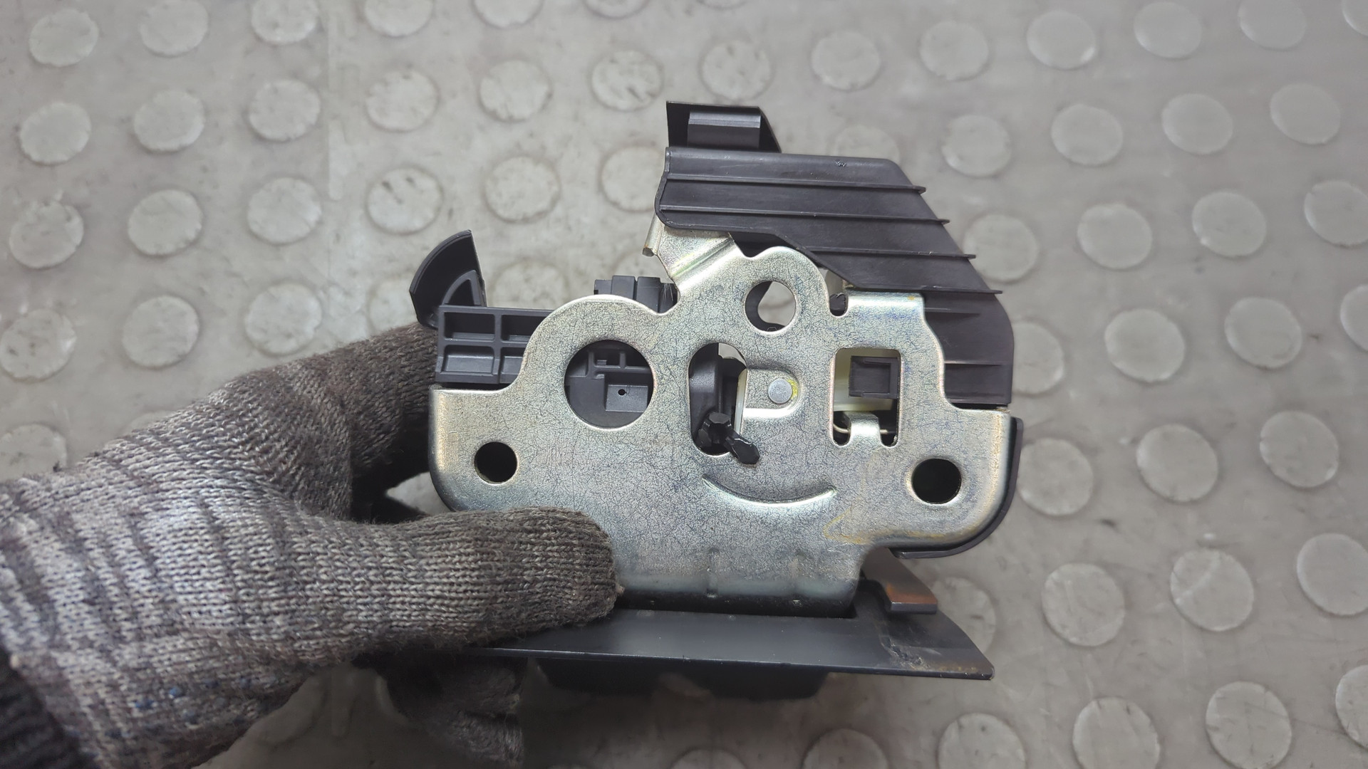 Замок багажника