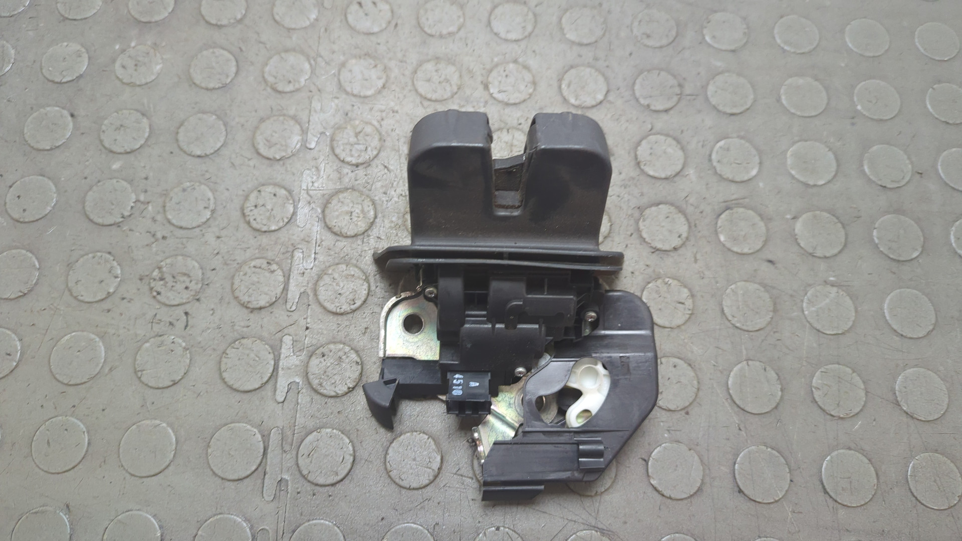 Замок багажника