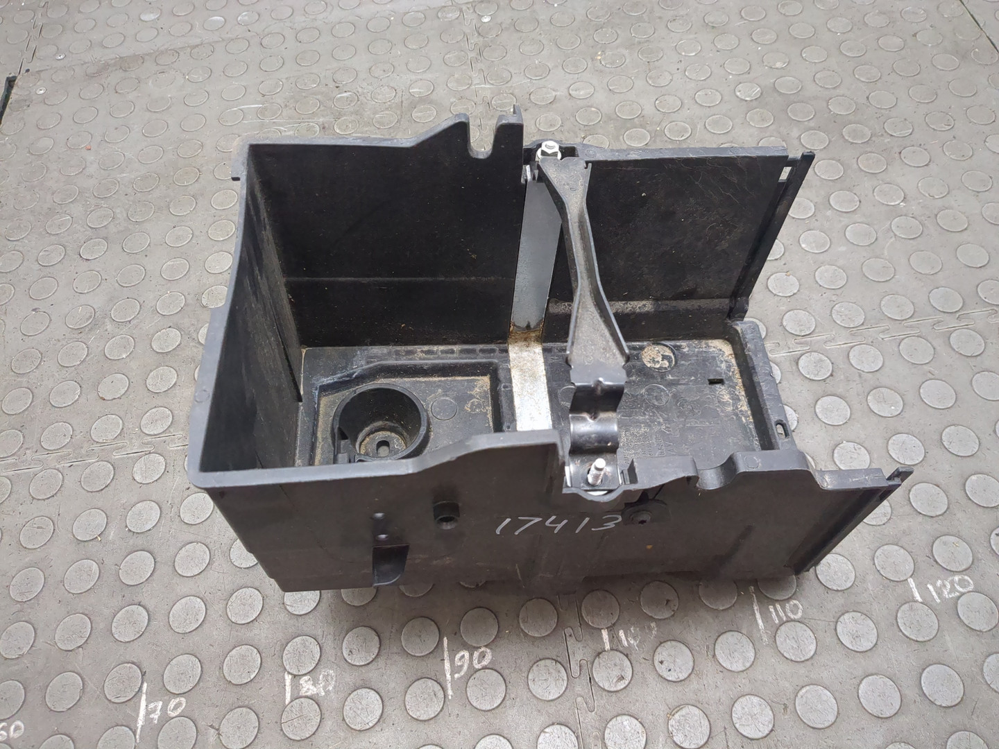 Площадка под аккумулятор (АКБ)