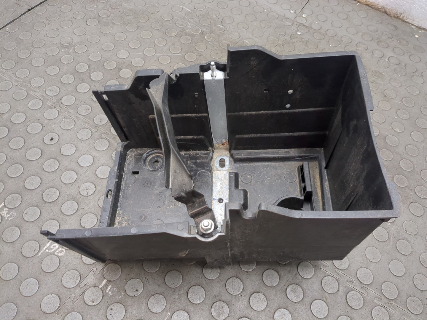 Площадка под аккумулятор (АКБ)