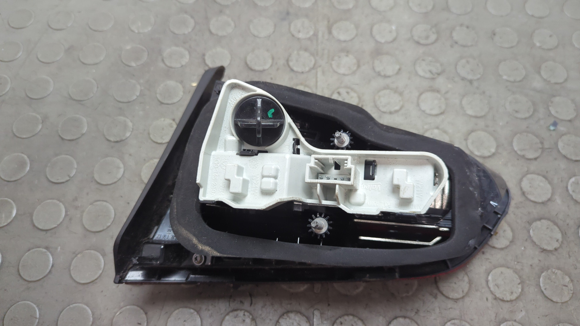 Фонарь задний левый