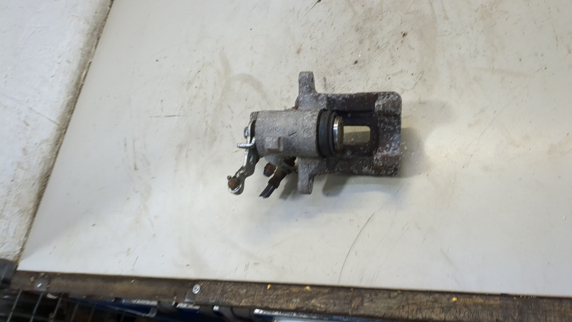 Суппорт задний левый