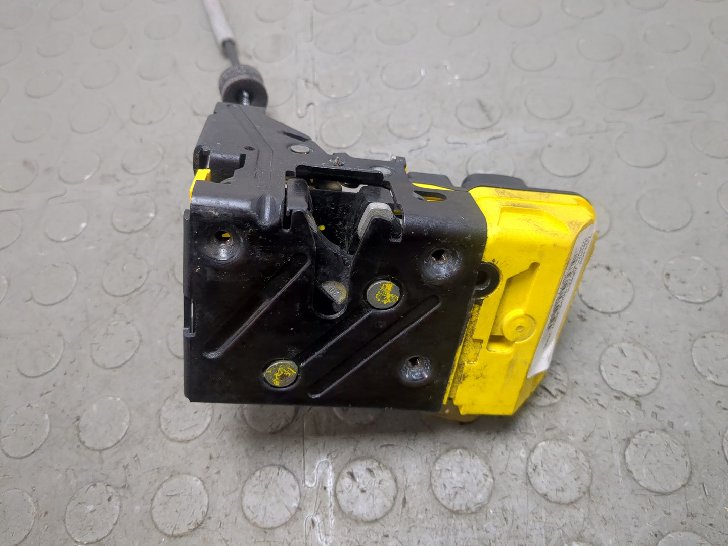 Замок двери передней правой