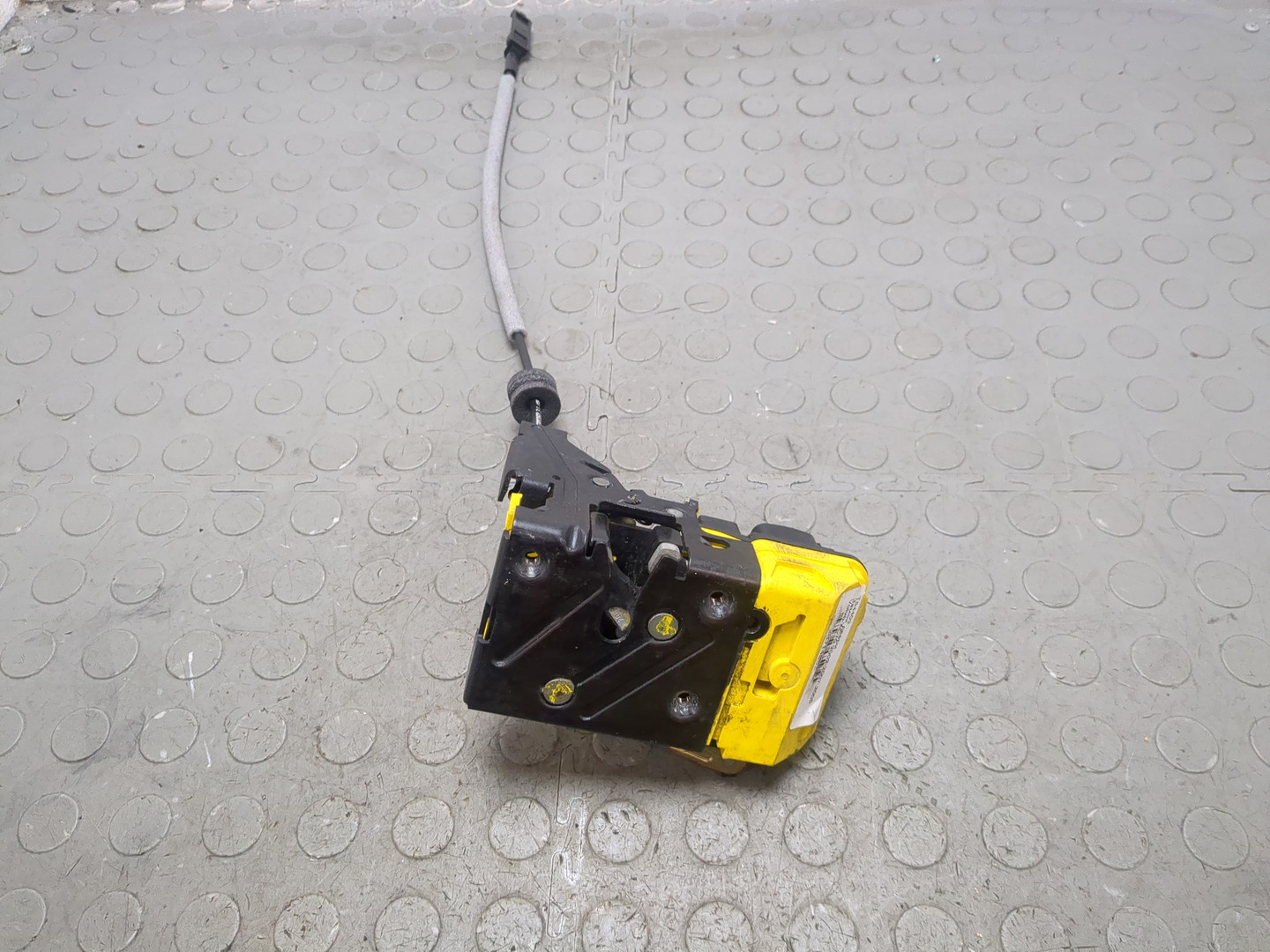 Замок двери передней правой