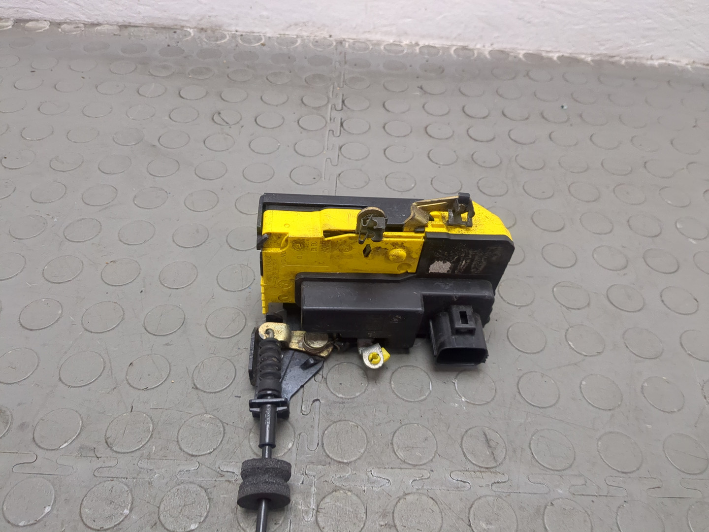 Замок двери передней правой