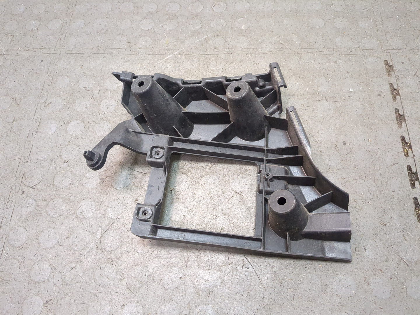 Кронштейн заднего бампера правый