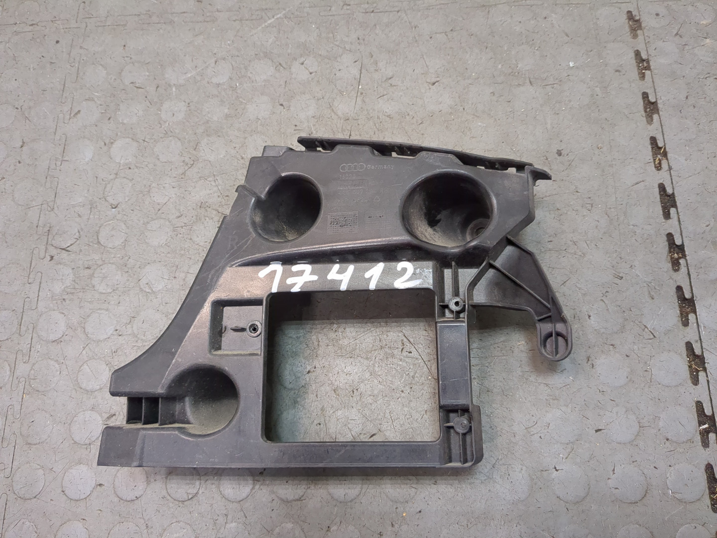 Кронштейн заднего бампера правый