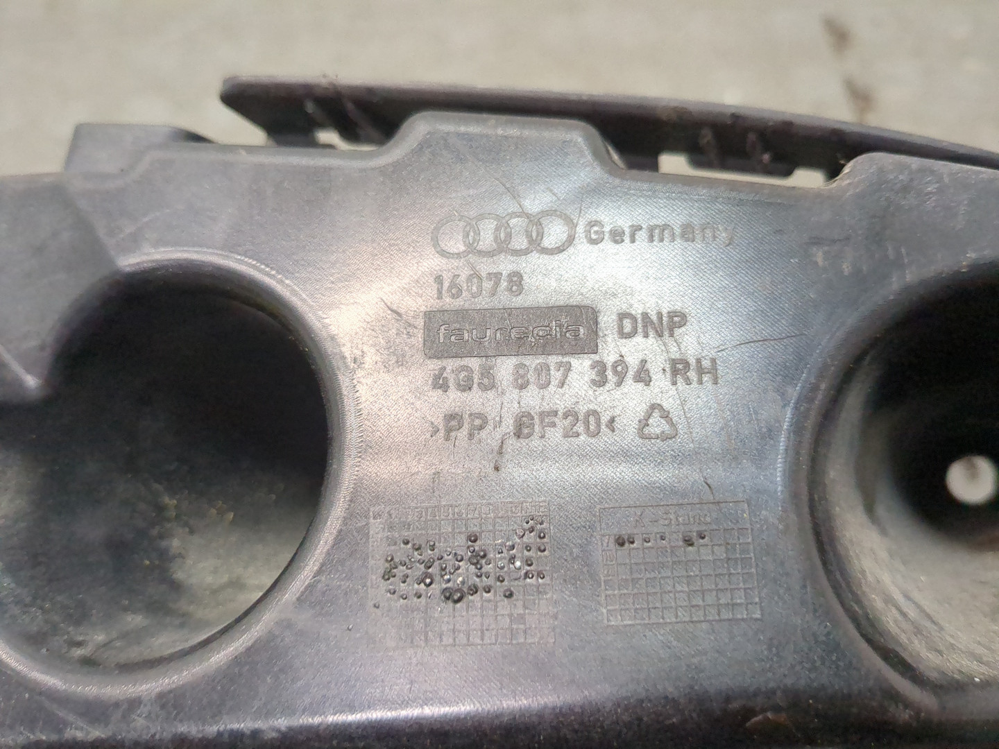 Кронштейн заднего бампера правый