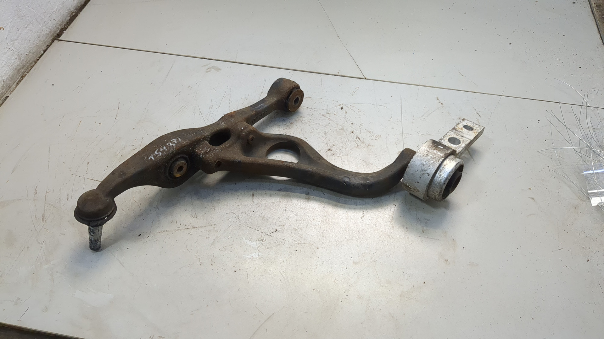 Рычаг передний левый