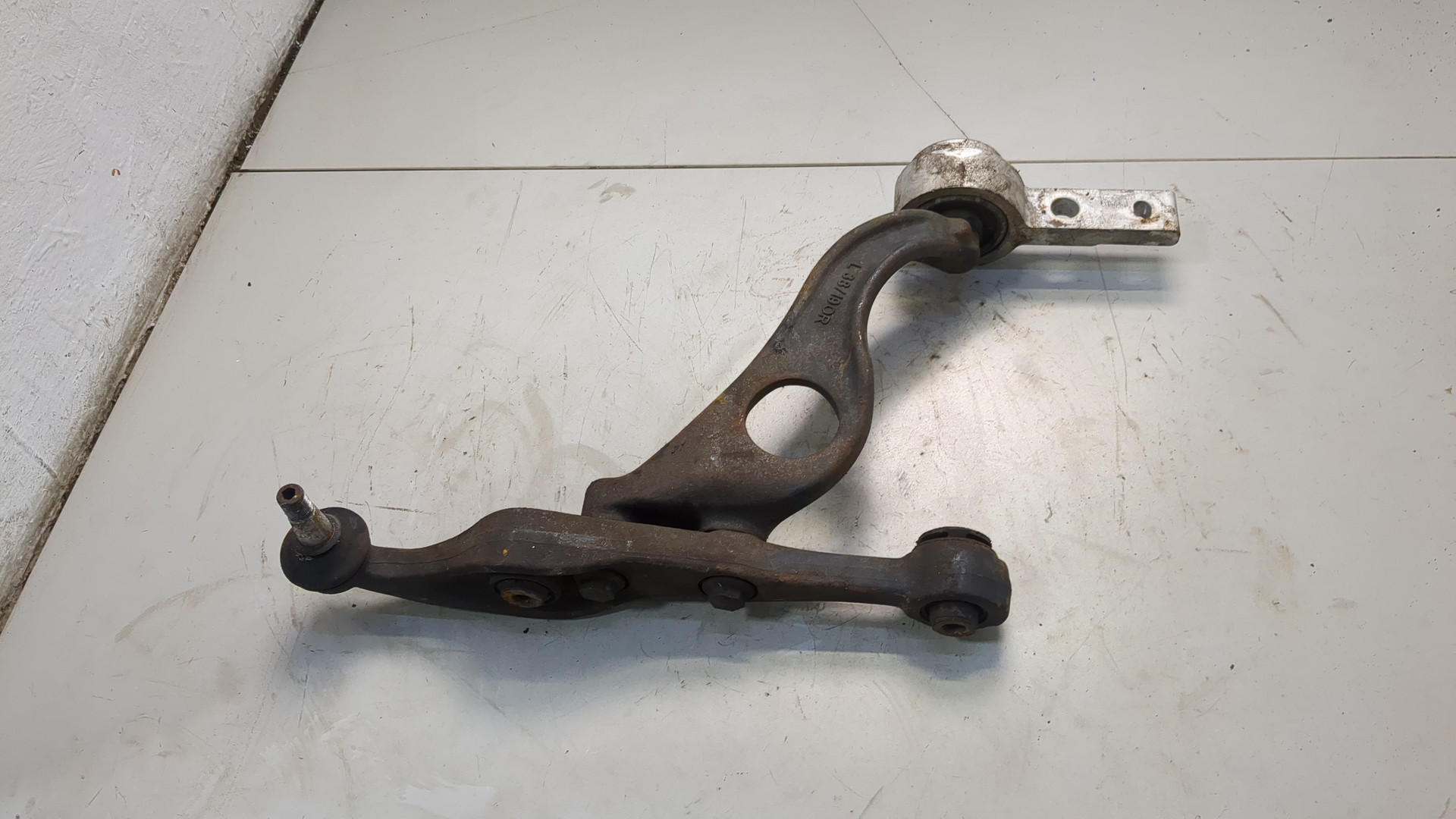 Рычаг передний левый