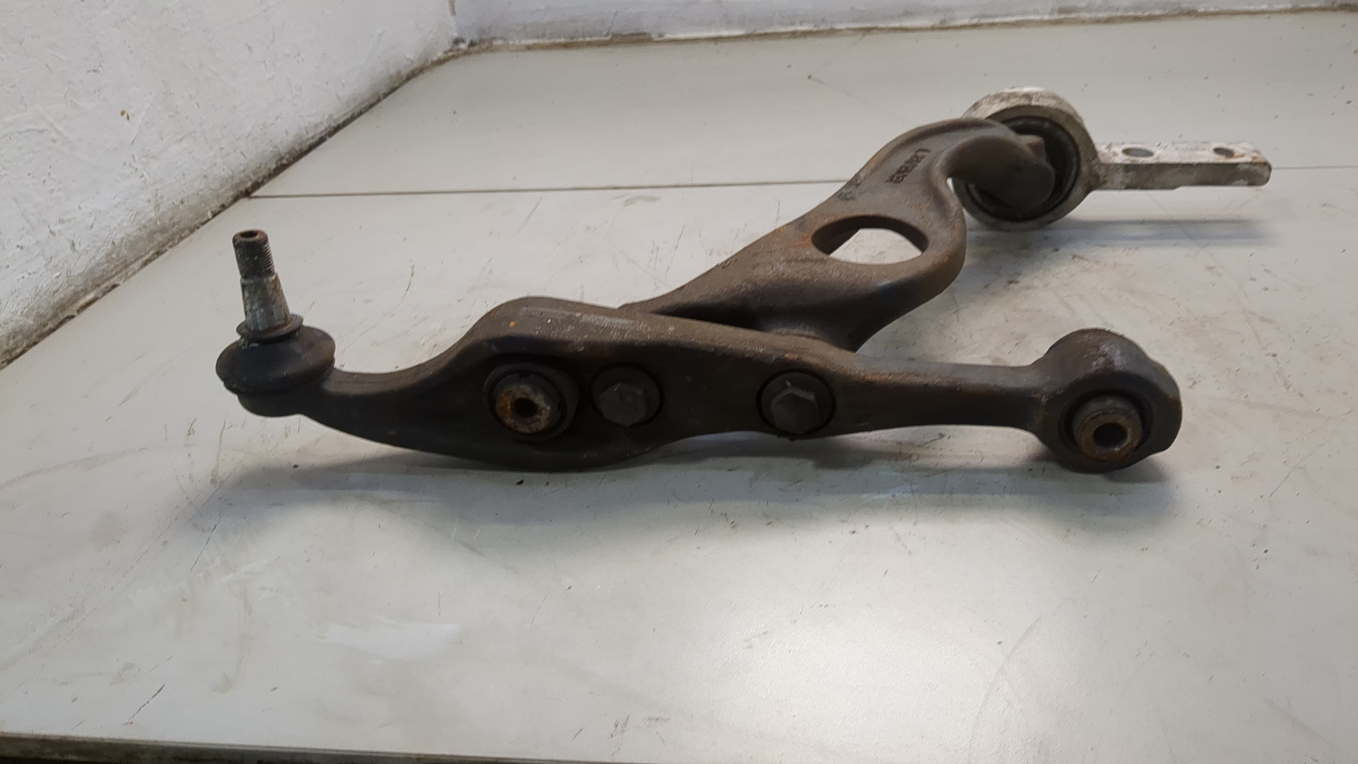 Рычаг передний левый