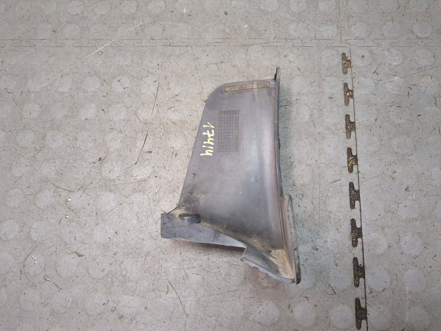 Брызговик передний левый