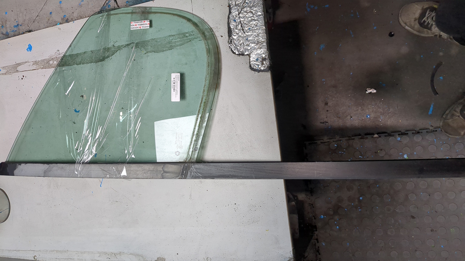 Стекло двери передней правой (форточка)