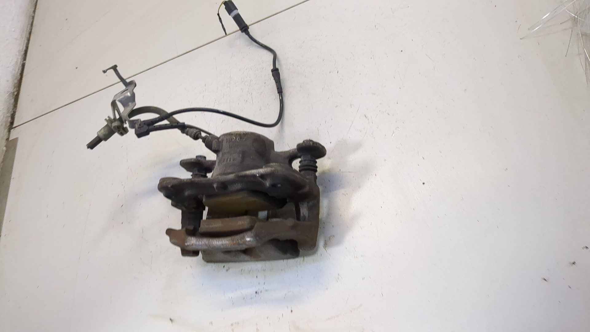 Суппорт передний левый