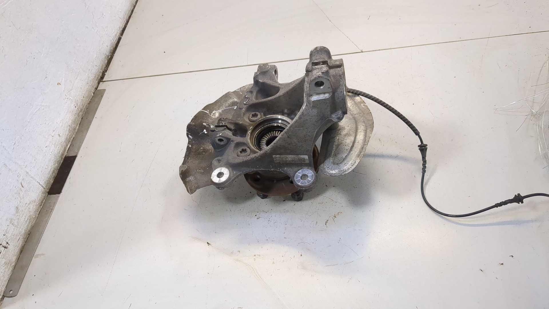 Кулак поворотный передний левый