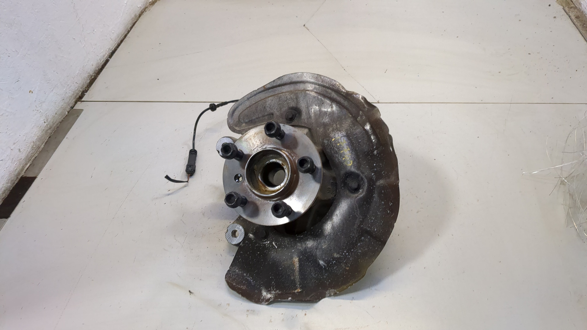 Кулак поворотный передний левый