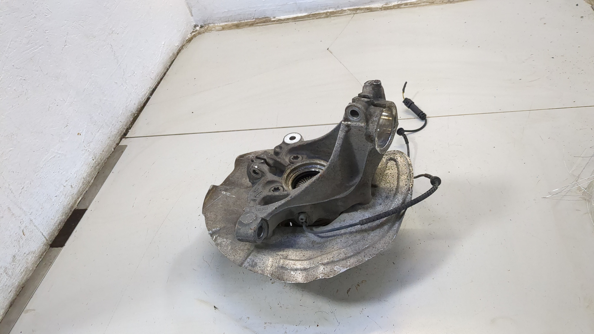 Кулак поворотный передний правый