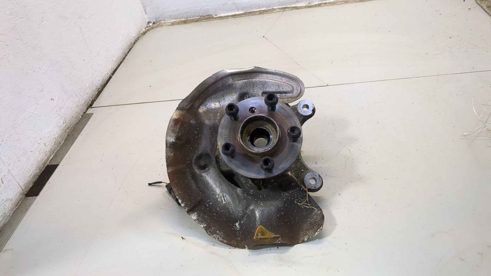 Кулак поворотный передний правый