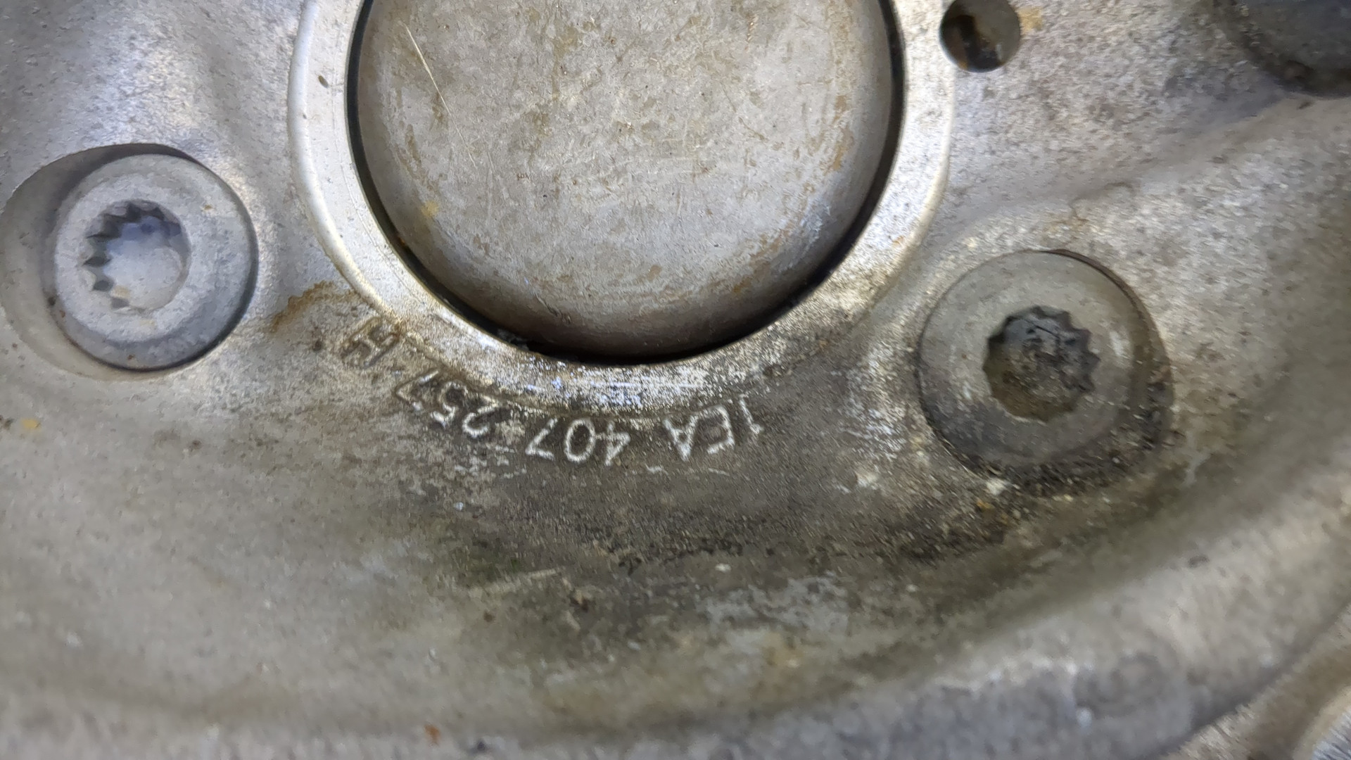 Кулак поворотный передний левый