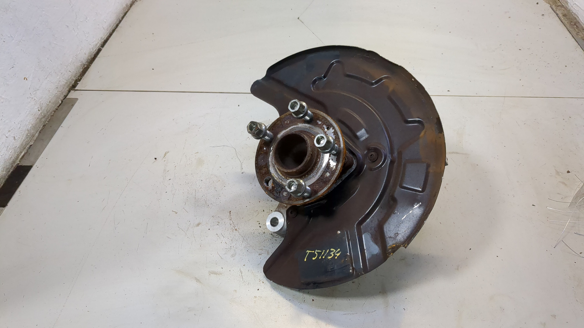 Кулак поворотный передний правый