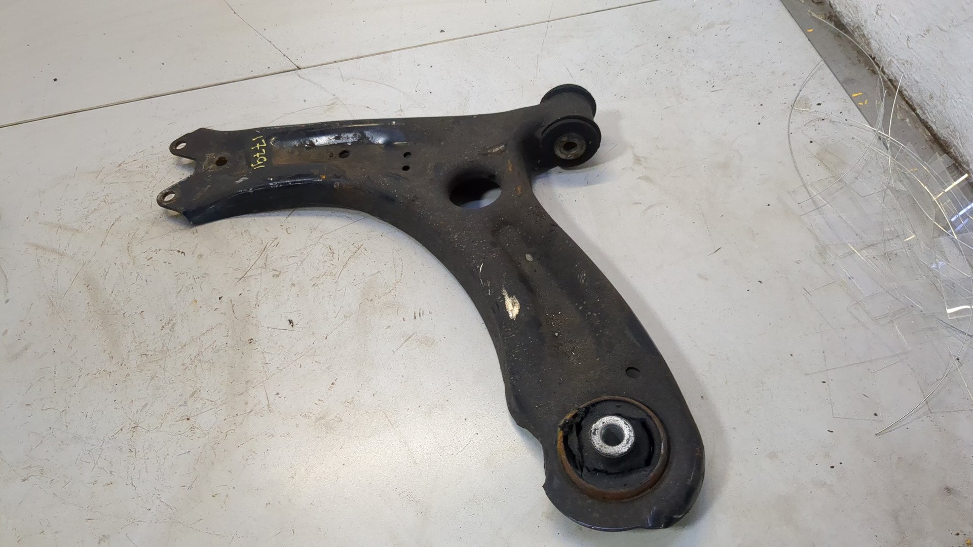 Рычаг передний левый