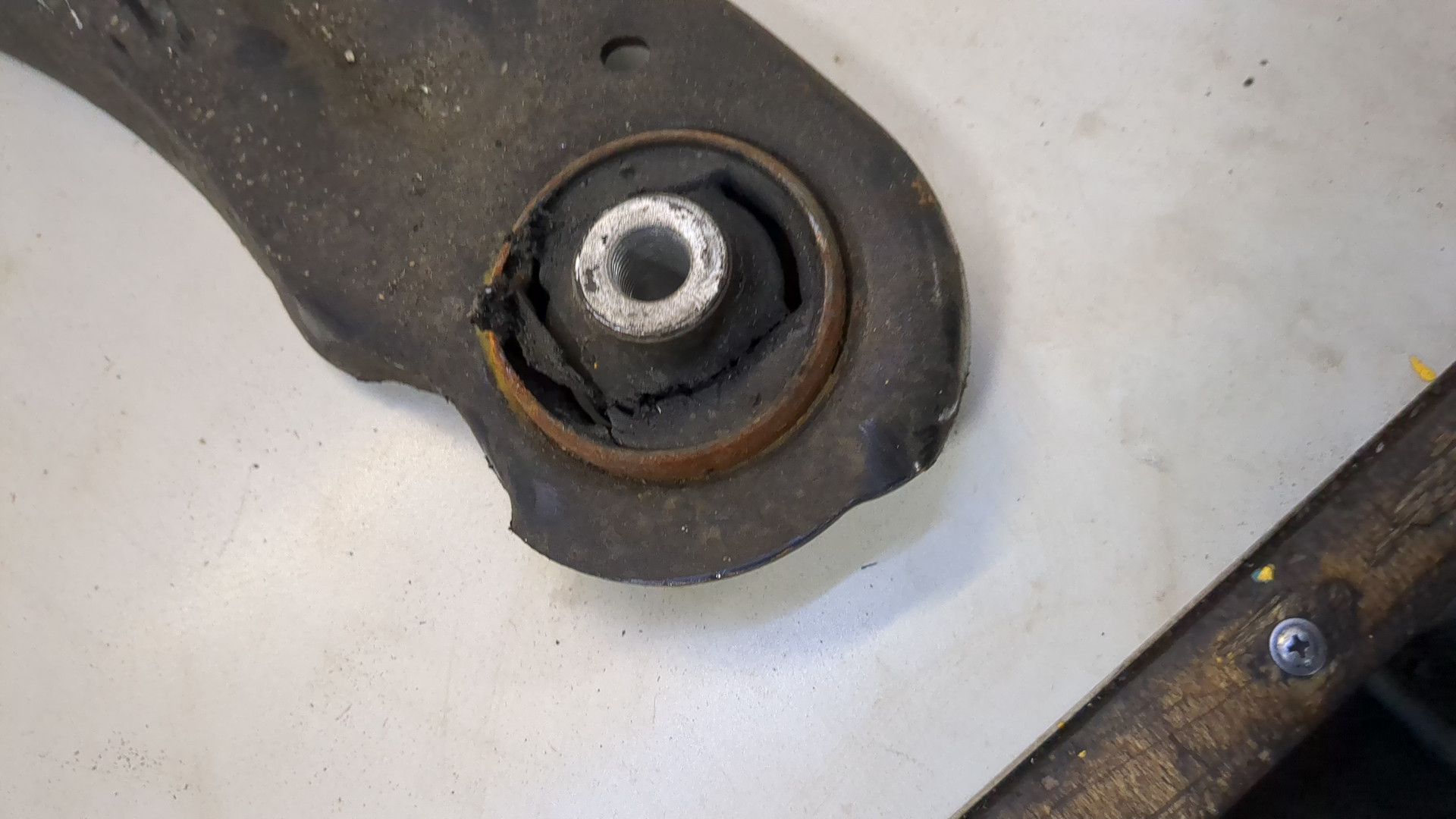 Рычаг передний левый