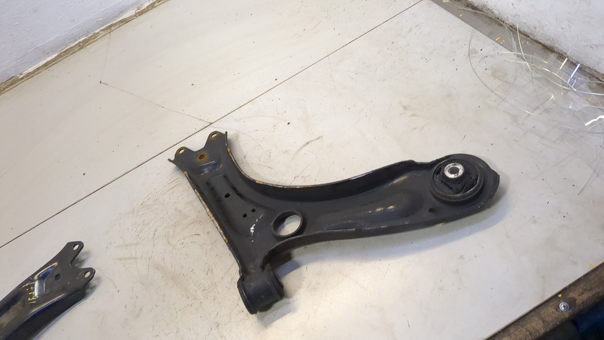 Рычаг передний левый