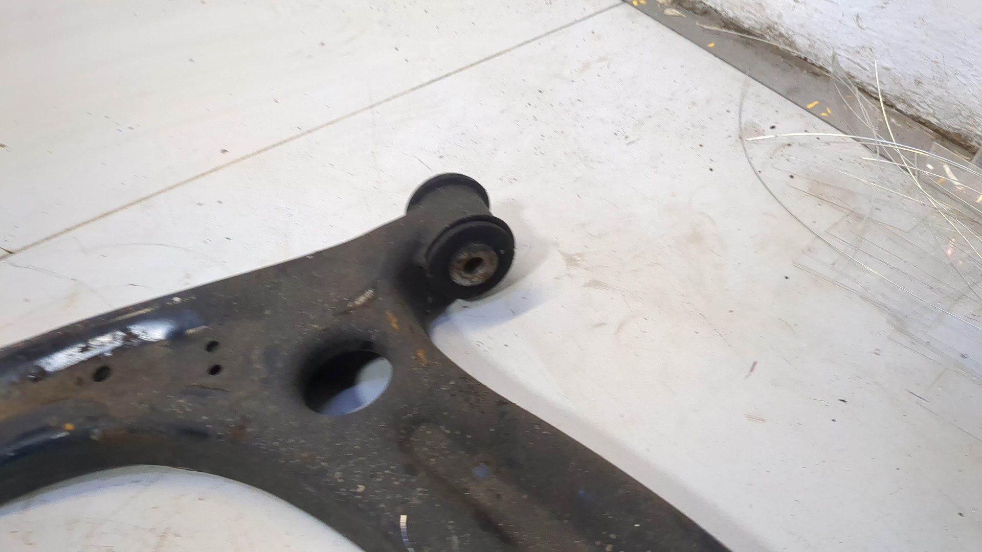 Рычаг передний левый