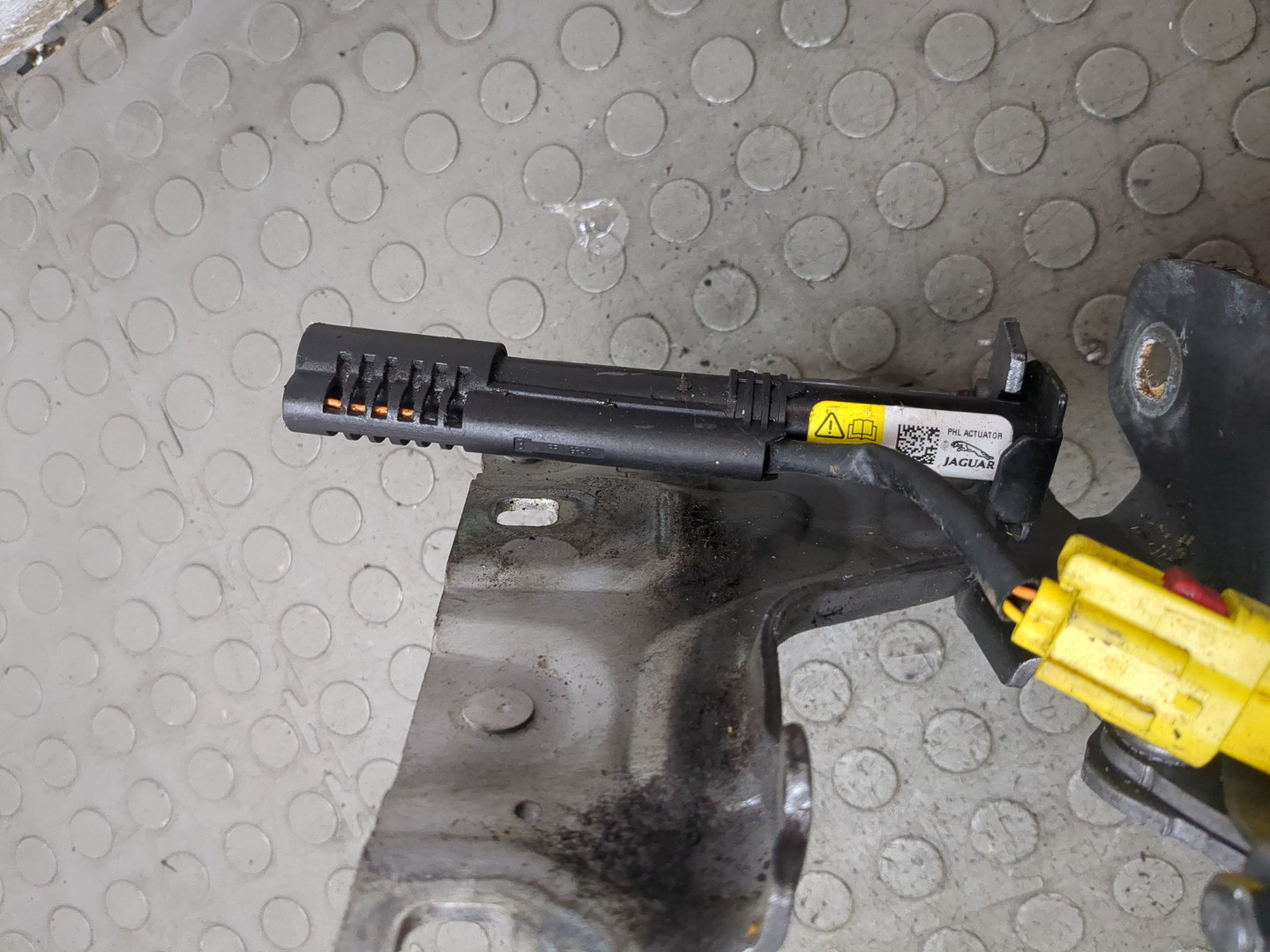 Петля капота левая