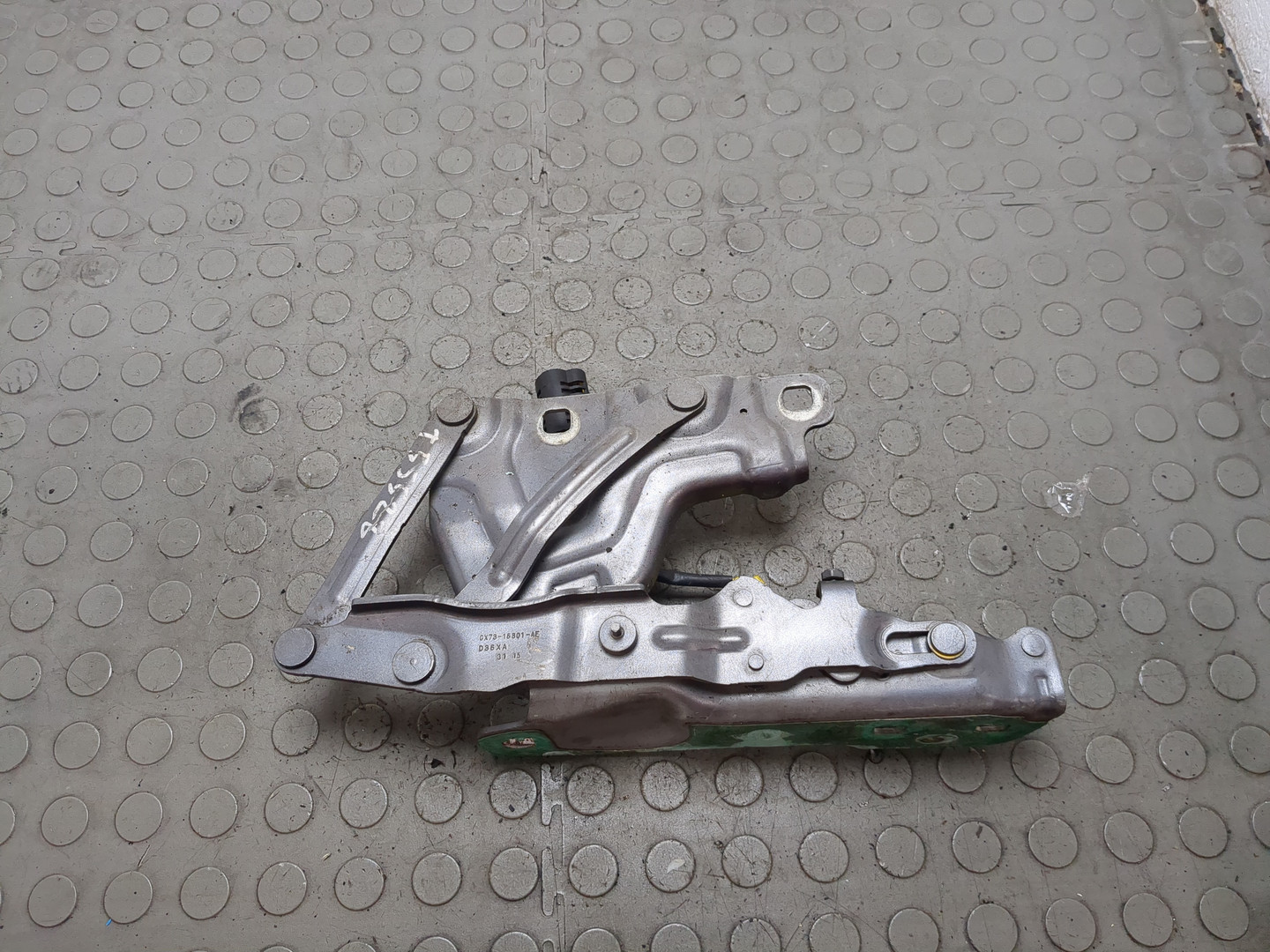 Петля капота левая