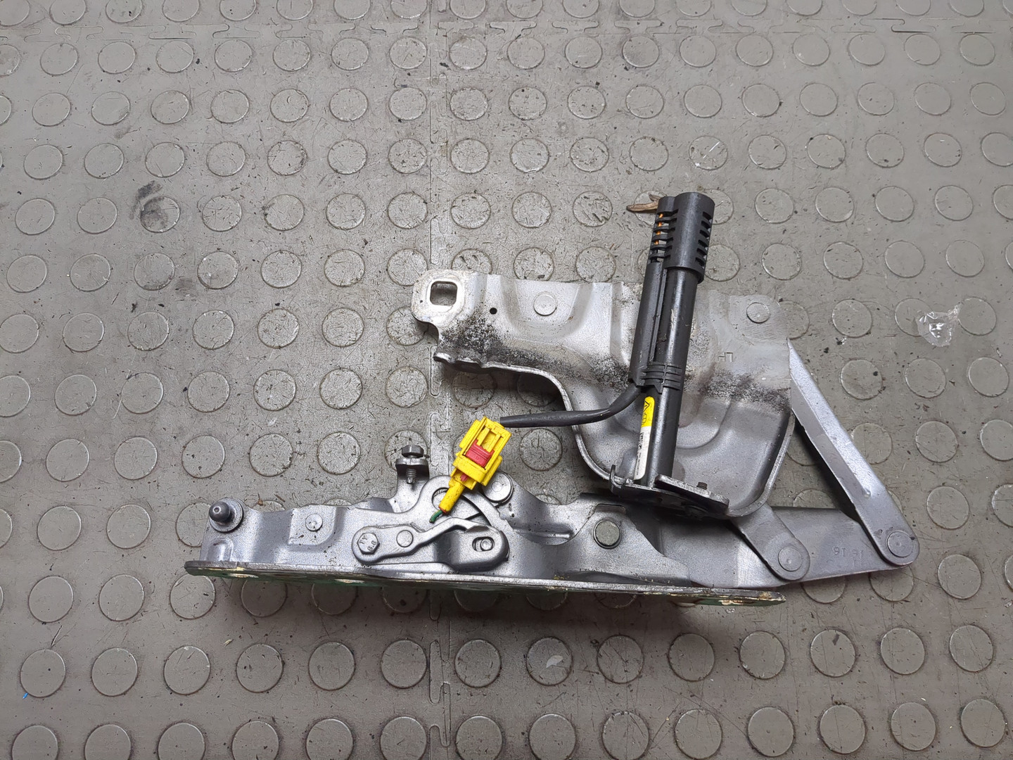 Петля капота левая