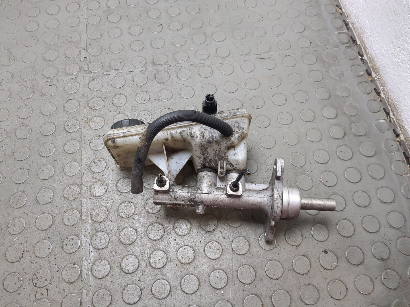 Цилиндр тормозной главный