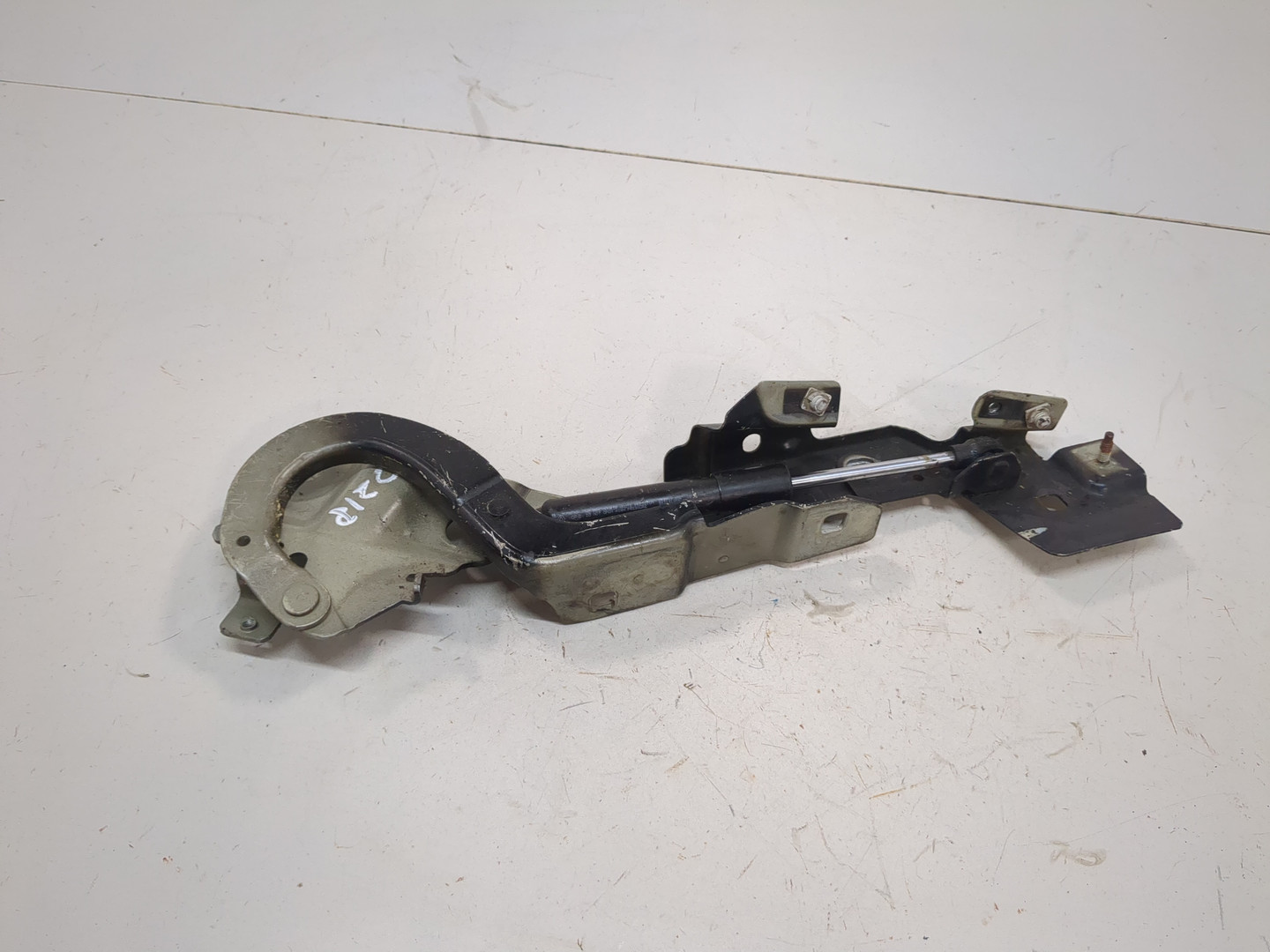 Петля капота левая