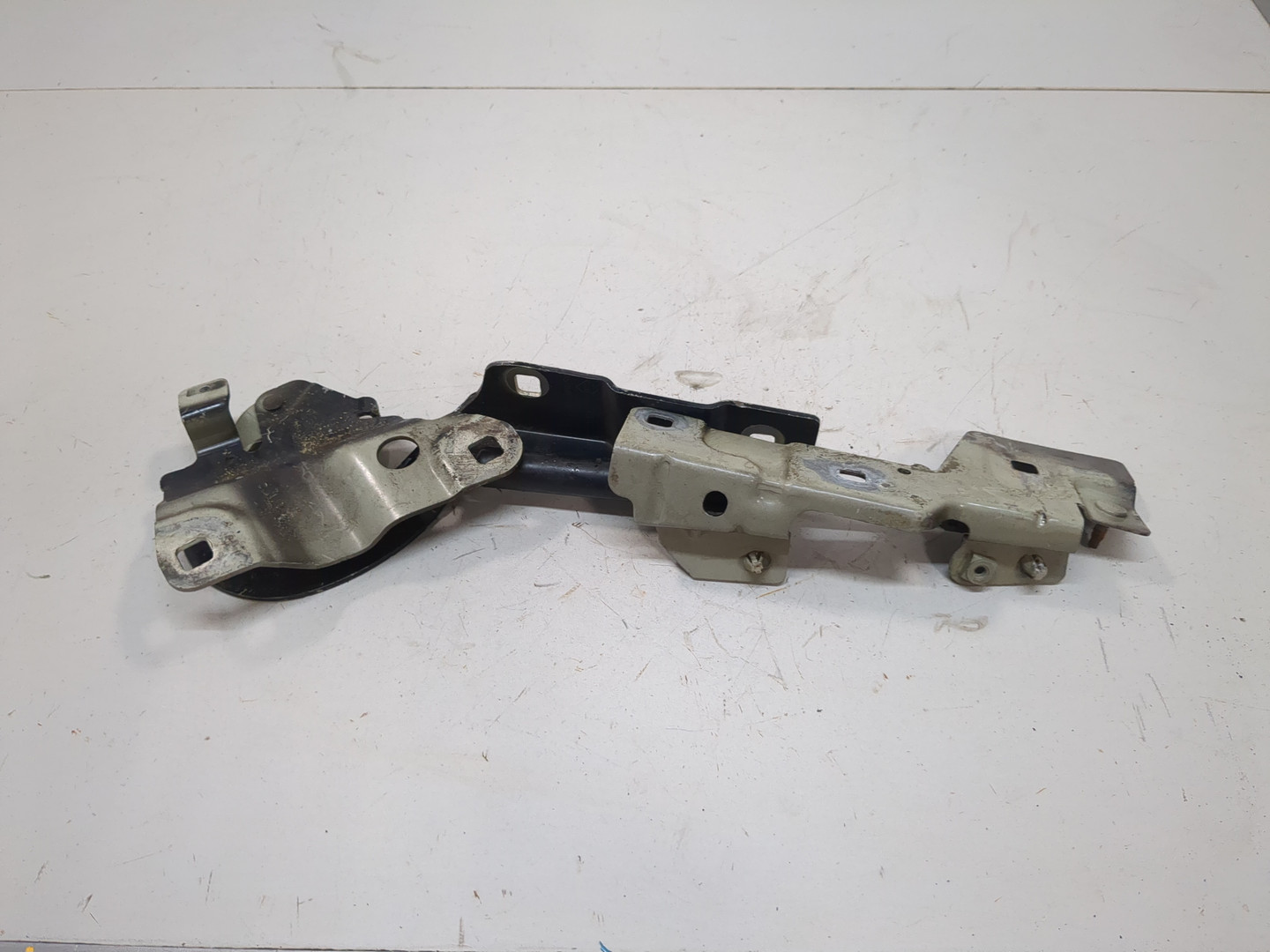 Петля капота левая