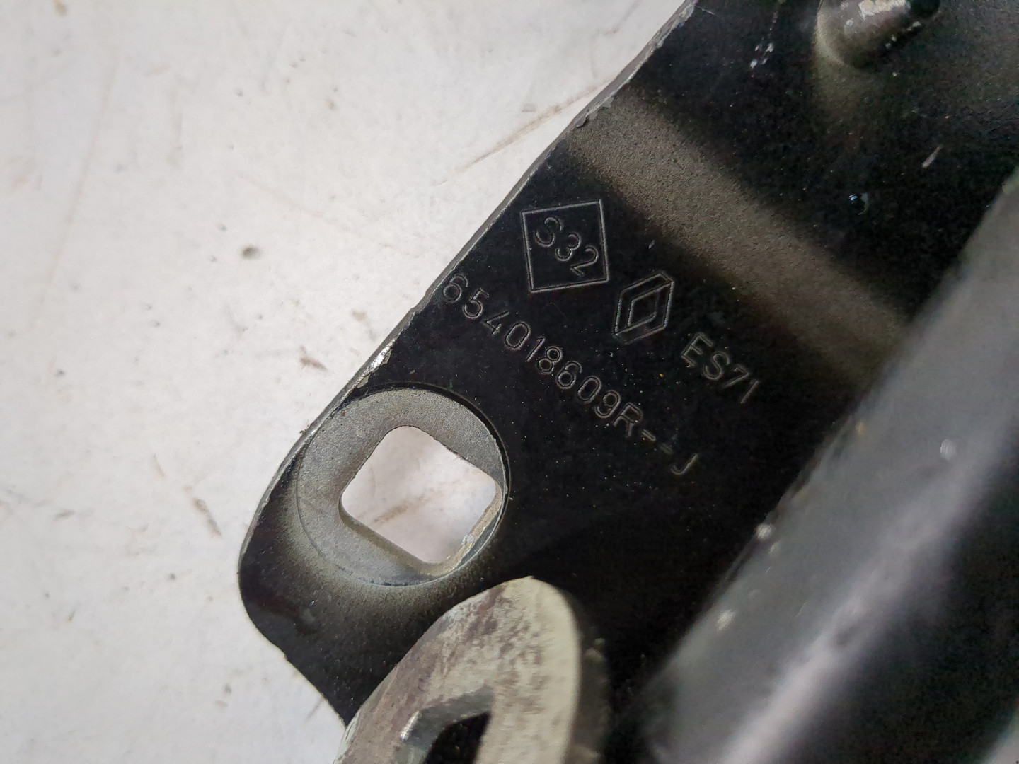 Петля капота левая