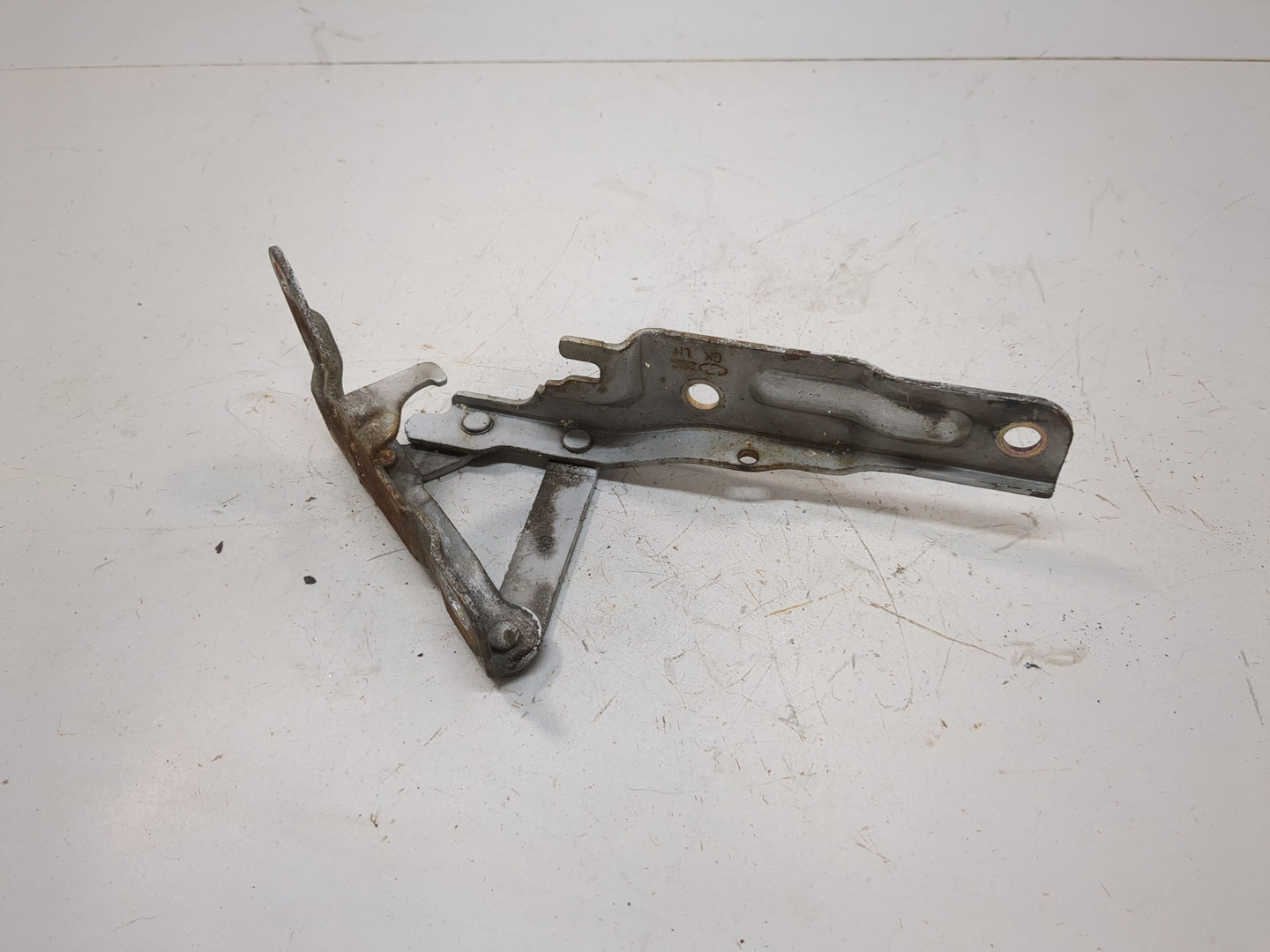 Петля капота левая