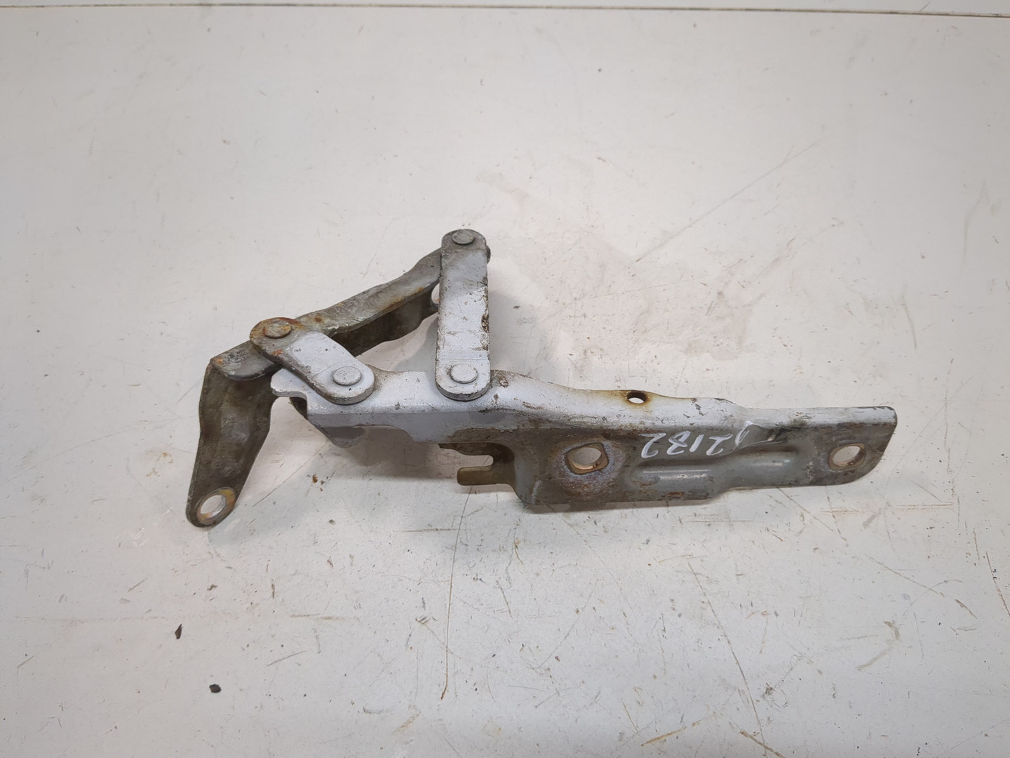 Петля капота левая