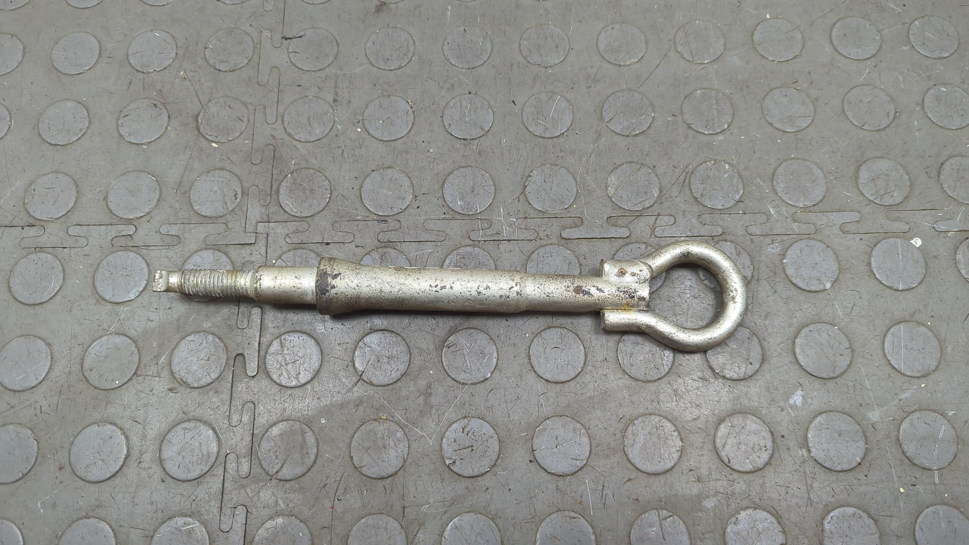 Крюк буксировочный