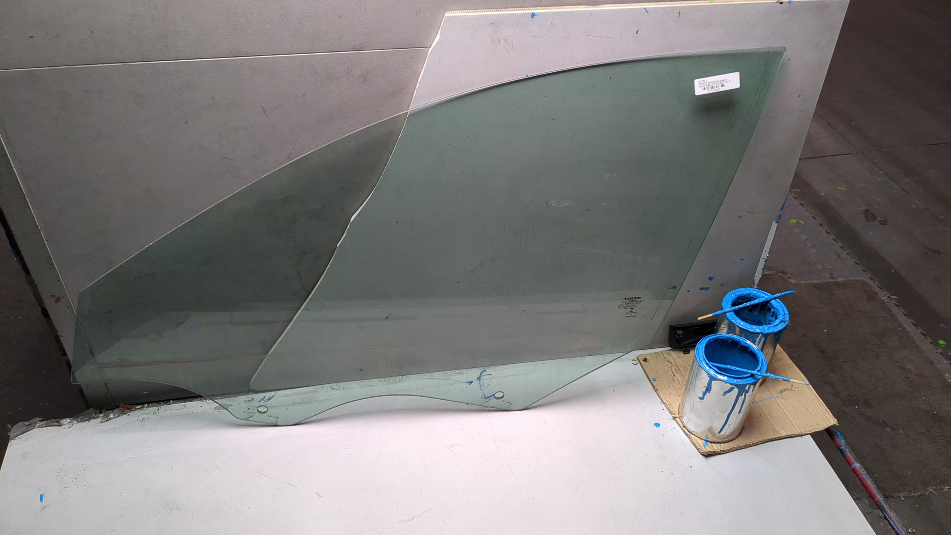 Стекло двери передней левой