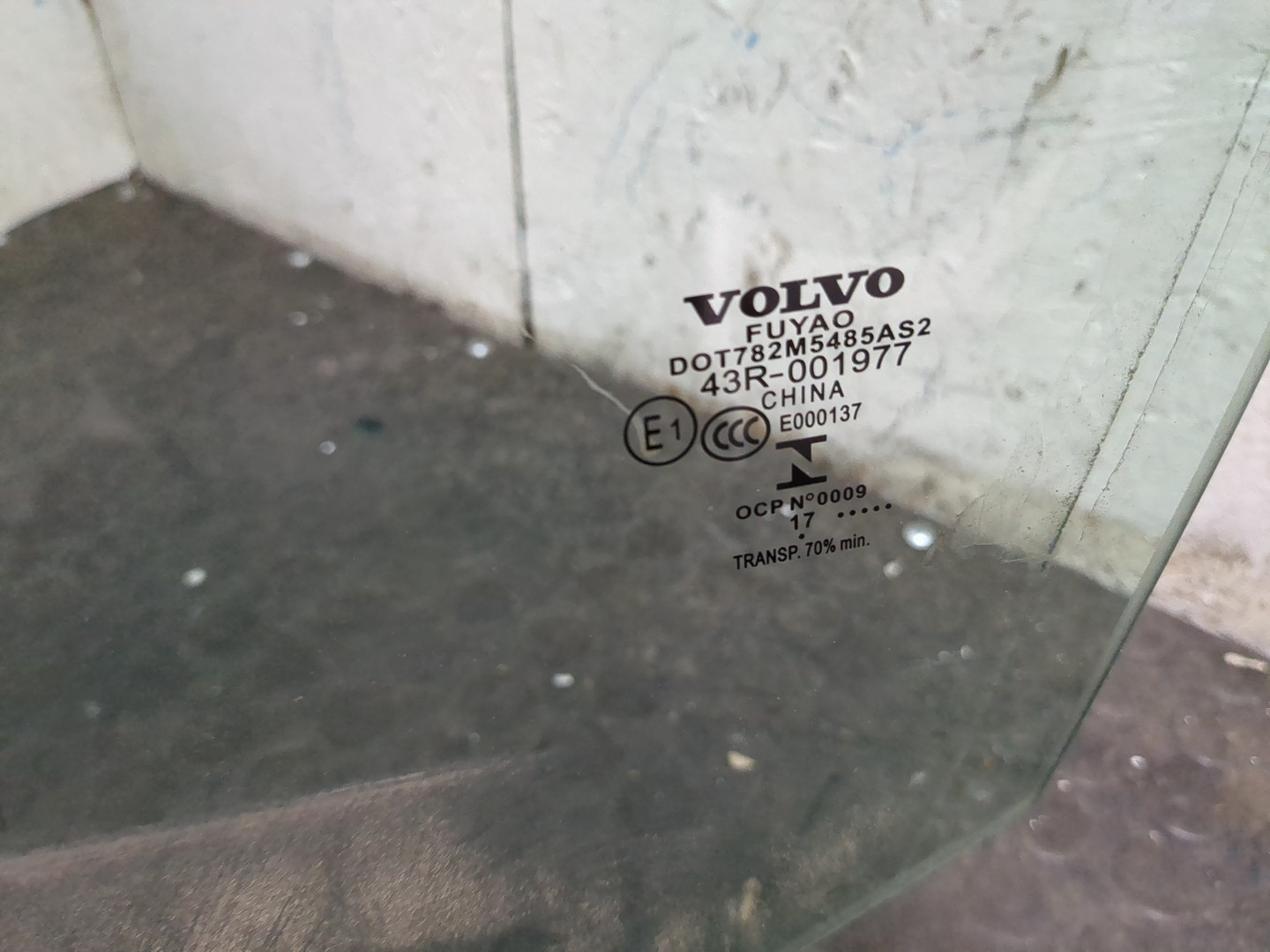 Стекло двери передней левой