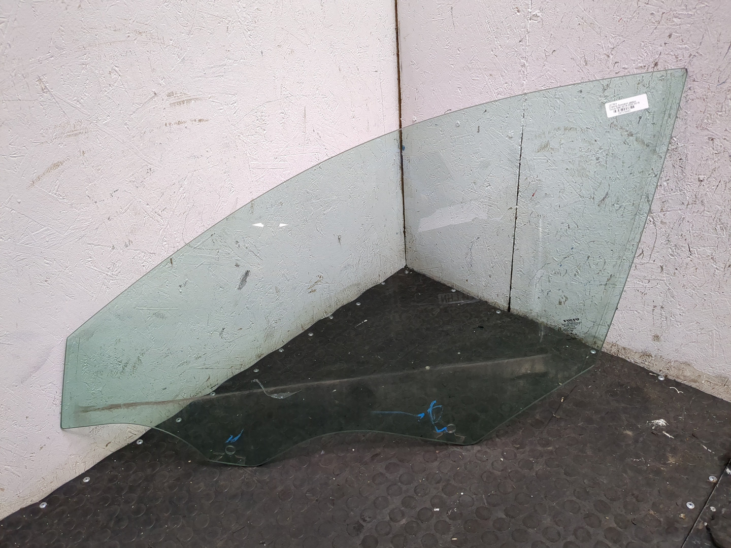 Стекло двери передней левой