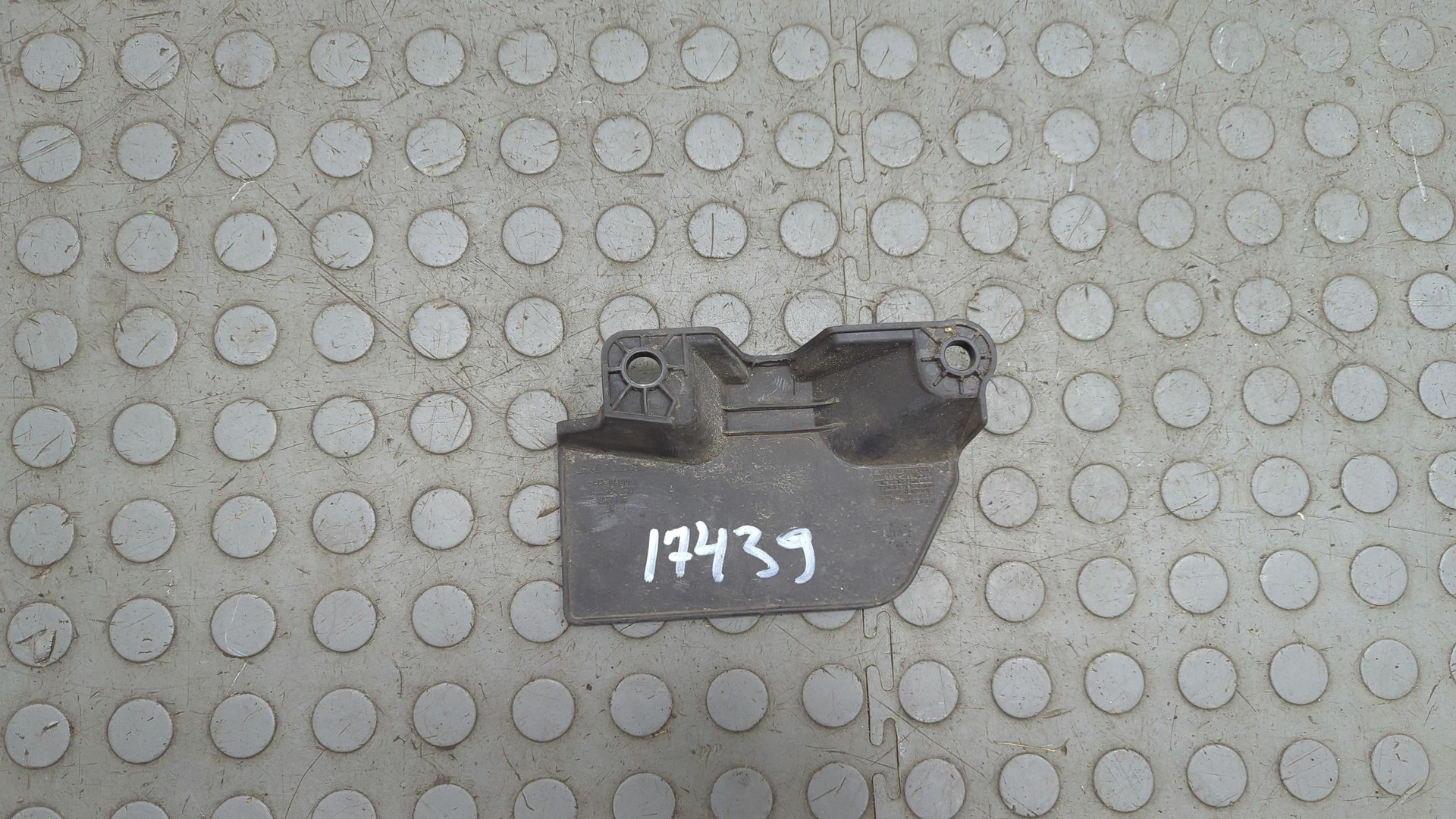 Брызговик задний левый