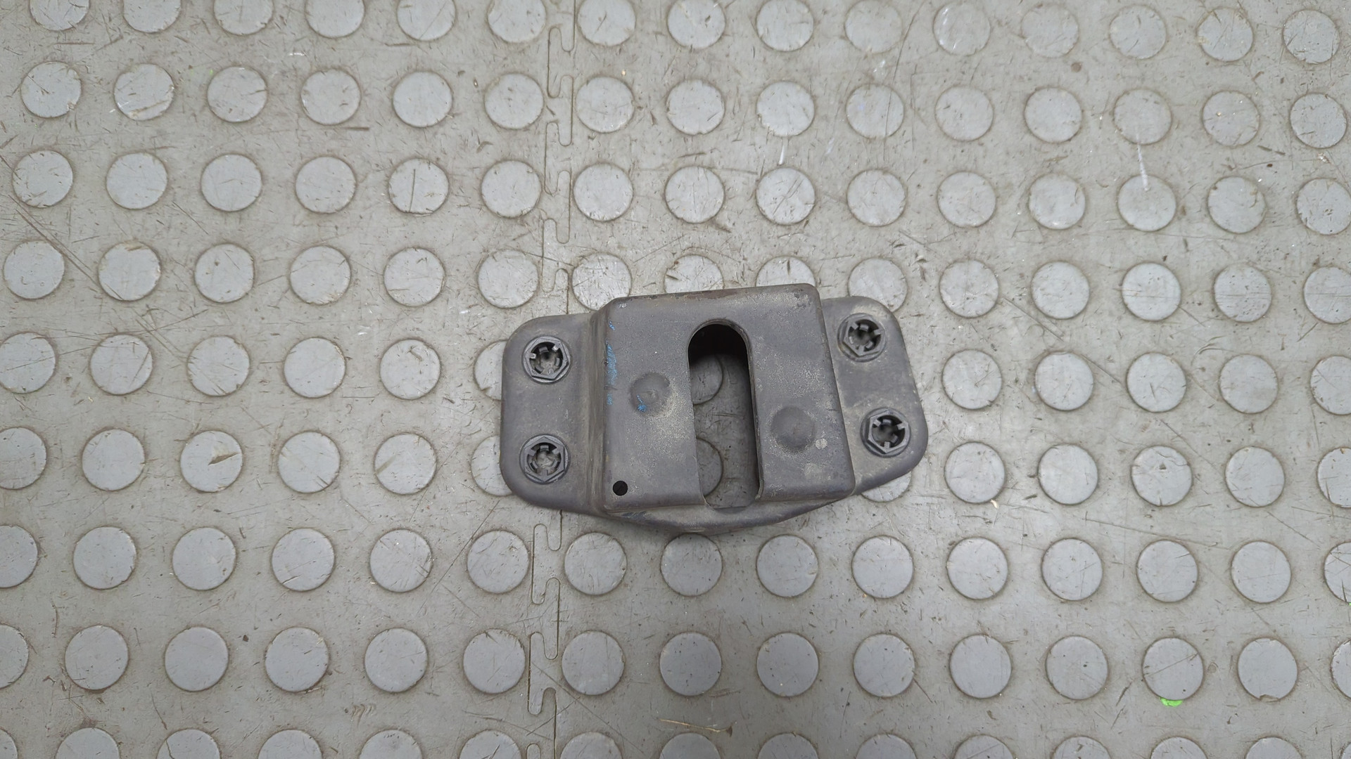 Кожух замка капота